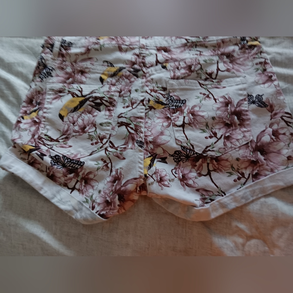 H&M White High Rise Purple Butterfly Floral Cuffed Summer Jean Shorts. Size 8 - Picture 3 of 9